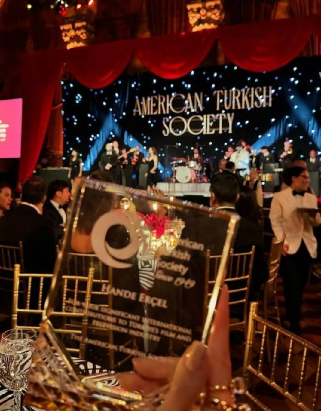 Hande Erçel yine acımamış! Şıklığının bedeli ortaya çıktı: Elbisesinin fiyatı dudak uçuklatıyor 3